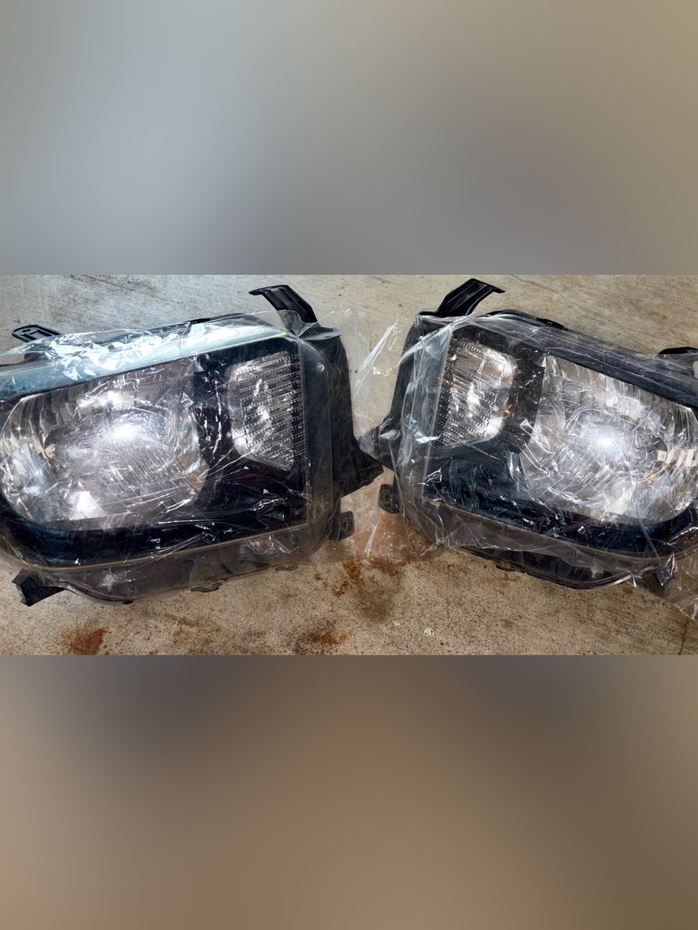 Toyota Tundra Headlight Assembly Pair Black Housing Clear Lens